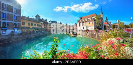Vue pittoresque sur le canal du Thiou et l'église Saint François de Sales dans la vieille ville d'Annecy. Haute Savoie, France Banque D'Images