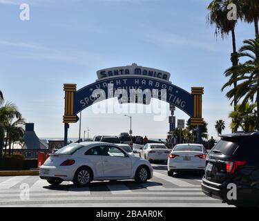 SANTA MONICA, CA/USA - 30 JANVIER 2020: Voitures tournant sur la célèbre jetée de Santa Monica Banque D'Images