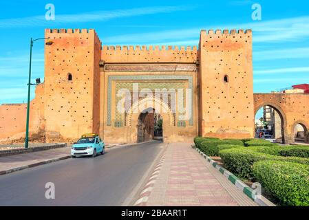 Ancienne porte de ville Bab el-Khamis dans la médina de Meknes. Maroc Banque D'Images