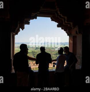 Les visiteurs qui visitent le Taj Mahal du fort d'Agra, Agra, Uttar Pradesh, Inde Banque D'Images