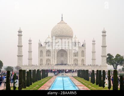 Taj Mahal en début de matinée, Agra, Uttar Pradesh, Inde Banque D'Images