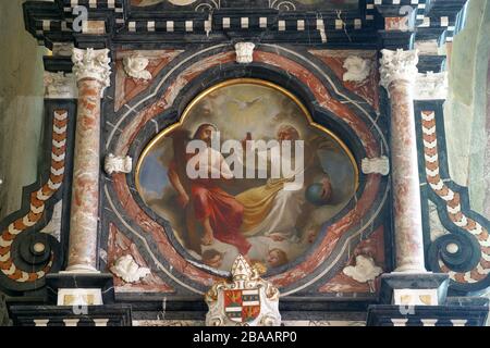 Sainte Trinité, autel principal dans l'Église de l'Assomption de la Vierge Marie à Remete, Zagreb, Croatie Banque D'Images