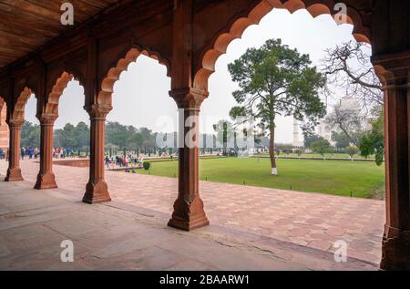 Vue sur les jardins du Taj Mahal à travers les arches près de la porte principale, Agra, Uttar Pradesh, Inde Banque D'Images