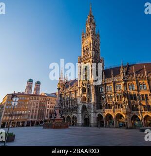 Munich-Allemagne, 25 mars 2020: Presque aucune personne sur la place Marienplatz habituellement bondée de Munich en raison de la crise de Corona Banque D'Images