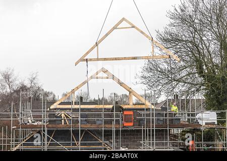 Abaisser les barres de toit tout en construisant de nouvelles maisons, Llanfoist, Pays de Galles, Royaume-Uni Banque D'Images