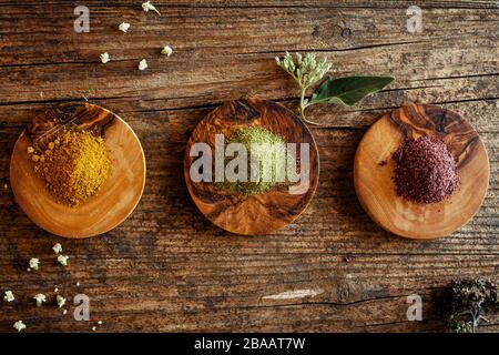 Plusieurs herbes et épices sur table en bois Banque D'Images