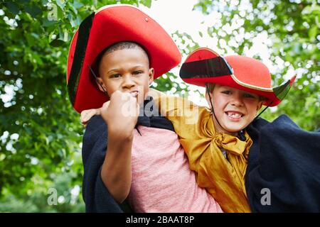 Deux enfants jouent ensemble en costume de pirate au carnaval Banque D'Images