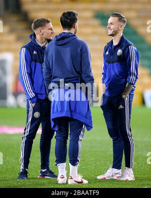 James Maddison (à droite) de Leicester City inspecte le terrain avant le match Banque D'Images