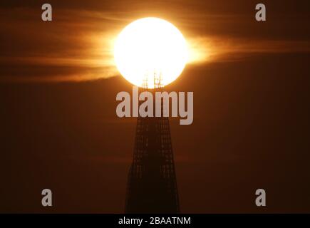Le soleil se couche derrière le bâtiment de Shard à Londres. Banque D'Images