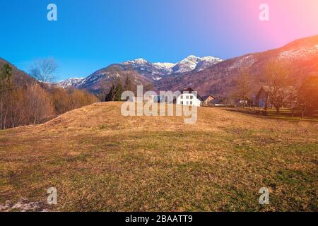 Paysage alpin au début du printemps, une journée ensoleillée. Village alpin. Slovénie, Europe Banque D'Images