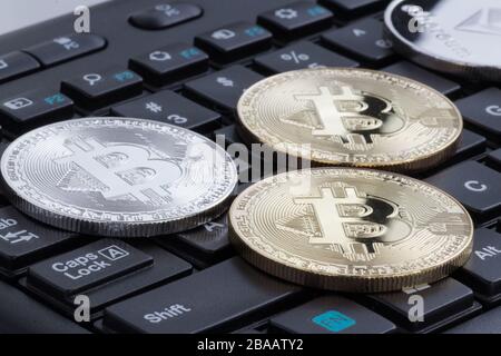 Pièces Bitcoin et Ethereum sur un clavier. Monnaie virtuelle crypto-monnaie. Exchange, anonyme. Bitcoin est une devise de trésorerie Web open source. Banque D'Images