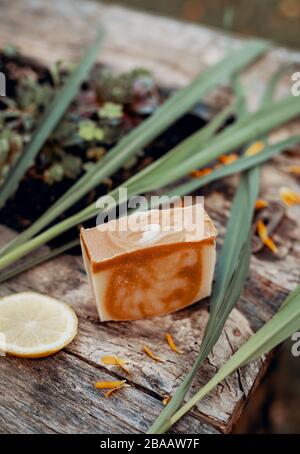 Divers savons naturels faits à la main sur une table en bois vintage avec décoration Banque D'Images