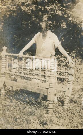 Ancienne photo de l' c1924, la femme envisage un marchepied brisé de style Jenny Lind ou Bobbin. Emplacement exact inconnu ; peut-être Rhode Island. SOURCE : PHOTO ORIGINALE Banque D'Images