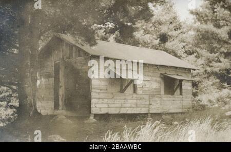 Photo antique de l' c1924, chalet d'été dans les bois. Emplacement exact inconnu ; peut-être Rhode Island. SOURCE : PHOTO ORIGINALE Banque D'Images