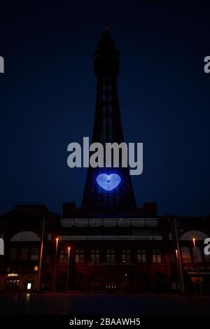 La Blackpool Tower est éclairée en bleu par un geste de grâce au personnel de NHS qui tente de combattre le coronavirus. Un hommage national pour les héros de la santé de première ligne a lieu dans tout le Royaume-Uni avec un grand nombre d'applaudissements sur les portes, les fenêtres et les balcons jeudi à 20:00. Banque D'Images