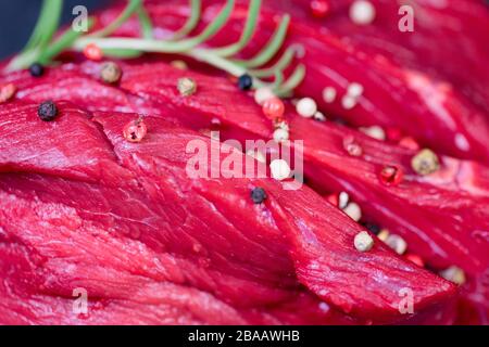 bifteck de boeuf avec herbes de gros plan Banque D'Images