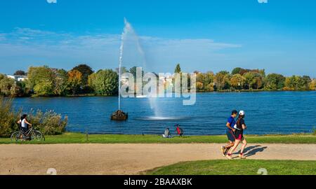 jogging, familles, cyclistes et marcheurs au wannsee à berlin et potsdam Banque D'Images