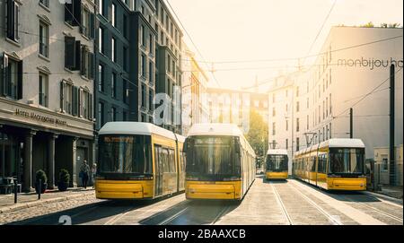 quatre tramways jaunes des transports en commun de berlin attendent de se poursuivre au dernier arrêt Banque D'Images