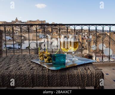 Cocktail sur un toit à Fez, au Maroc Banque D'Images