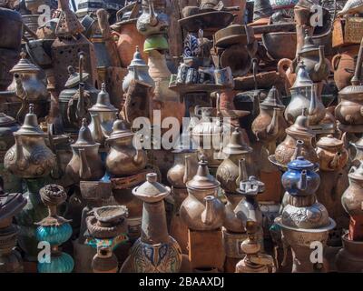 assortiment de bouilloires en métal vintage Banque D'Images