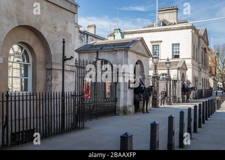 Un Horse Guards très calme sur Whitehall à Londres pendant le verrouillage en raison du virus corona, la pandémie de covid-19 Banque D'Images