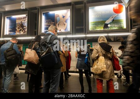 Passagers attendant le train à la station de métro Paris France Banque D'Images