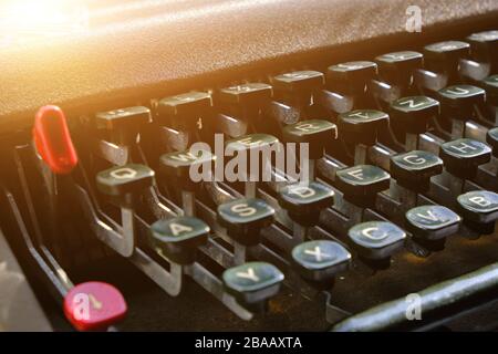 Clavier d'une machine à écrire rétro, éclairé par la lumière du soleil Banque D'Images