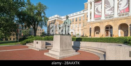 Vue sur la statue d'Abraham Lincoln devant le Bascom Hall de l'Université du Wisconsin-Madison, Madison, comté de Dane, Wisconsin, États-Unis Banque D'Images