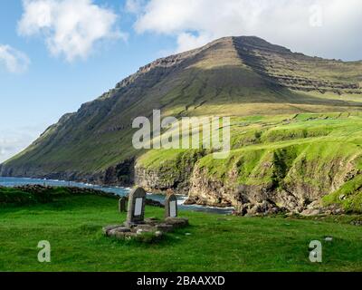 Îles Féroé, Viðoy, Viðareiði, ancien cimetière à côté de l'église. Vue sur la mer et les montagnes. Banque D'Images