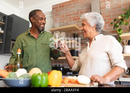 Couple africain senior toaster dans la cuisine Banque D'Images