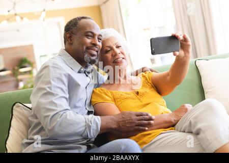 Couple afro-américain senior prenant selfie Banque D'Images
