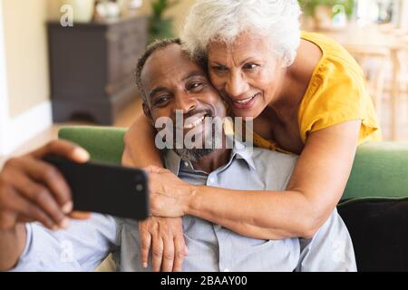 Couple afro-américain expérimenté utilisant prendre selfie Banque D'Images