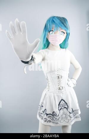 Les femmes de cosplay asiatiques ou chinoises ne veulent pas avoir la grippe, le virus colona, et elle est malade et porte un masque. Fond blanc - virus Colona. Banque D'Images