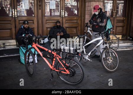 Londres, Royaume-Uni. 26 mars 2020. Les cyclistes se reposent devant le Palace Theatre à partir de trois jours après que le Premier ministre Johnson a demandé à ses compatriotes de laisser leurs propres quatre murs aussi peu que possible. Crédit: Oliver Weiken/dpa/Alay Live News Banque D'Images