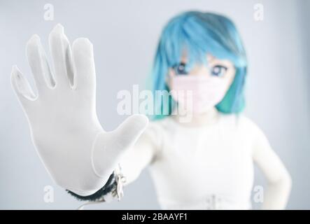 Les femmes de cosplay asiatiques ou chinoises ne veulent pas avoir la grippe, le virus colona, et elle est malade et porte un masque. Fond blanc - virus Colona. Banque D'Images