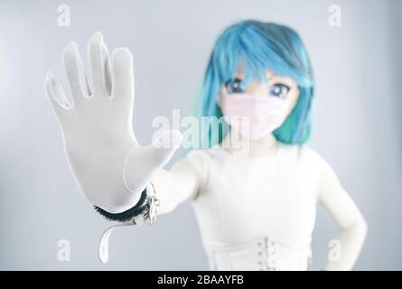 Les femmes de cosplay asiatiques ou chinoises ne veulent pas avoir la grippe, le virus colona, et elle est malade et porte un masque. Fond blanc - virus Colona. Banque D'Images