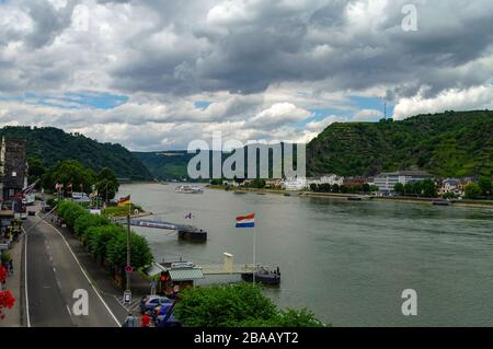 Sankt Goar, Allemagne - le 8 juillet 2011 : La vue de la fenêtre de l'hôtel sur remblai Sankt-Goar et Snak Goarshausen village médiéval et Rhin vignoble sur slop Banque D'Images