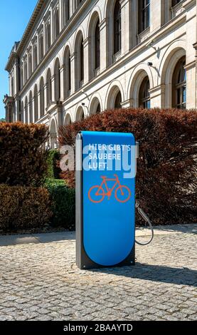 pilier bleu avec dispositif de pression d'air libre devant le ministère fédéral de l'environnement à berlin Banque D'Images