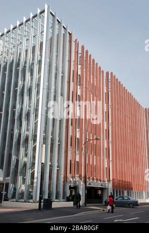 Le parc automobile de Whalebridge, qui fait partie de la première phase du réaménagement des Kimmerfields au centre-ville de Swindon. Banque D'Images