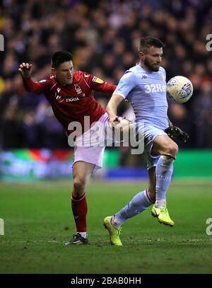 Joe Lolley (à gauche) de Nottingham Forest et Stuart Dallas (à Leeds United) combattent pour le bal Banque D'Images