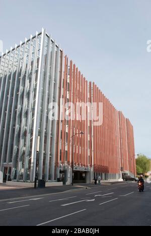 Le parc automobile de Whalebridge, qui fait partie de la première phase du réaménagement des Kimmerfields au centre-ville de Swindon. Banque D'Images