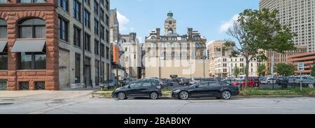 Voitures garées dans le parking extérieur, Milwaukee, Wisconsin, États-Unis Banque D'Images