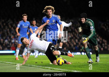 John Arne Riise de Fulham (à gauche) et David Luiz (au centre) de Chelsea se battent pour le ballon alors que Petr Cech, gardien de but de Chelsea (à droite) regarde Banque D'Images