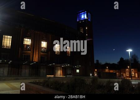 Le restaurant Tower de la Royal Shakespeare Company à Stratford-upon-Avon, Londres est éclairé en bleu par un geste de grâce au personnel du NHS qui tente de lutter contre le coronavirus. Un hommage national pour les héros de la santé de première ligne a lieu dans tout le Royaume-Uni avec un grand nombre d'applaudissements sur les portes, les fenêtres et les balcons jeudi à 20:00. Banque D'Images