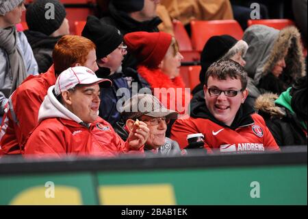 Charlton Athletic fans dans les stands de la vallée Banque D'Images