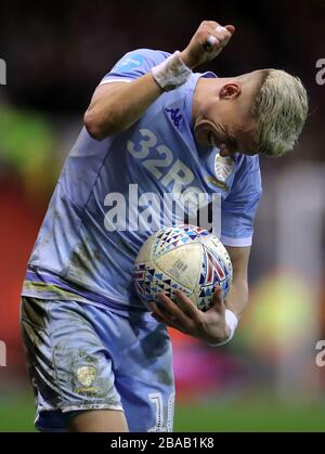 Eszgjan Alioski de Leeds United réagit à une décision prise par l'arbitre Banque D'Images