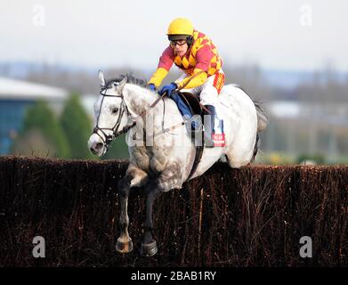 Dynaste, monté par Tom Scudamore, vainqueur du Chase de la fierté de Londres des Fuller (inscrit au titre de Chase des novices du Berkshire) (2e année) Banque D'Images