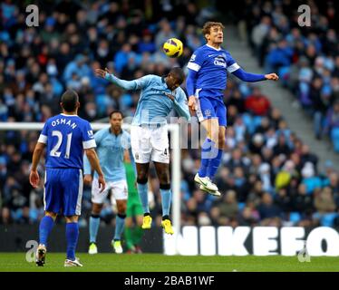 Yaya Toure de Manchester City (centre) et Nikica Jelavic d'Everton (à droite) se battent pour le ballon Banque D'Images