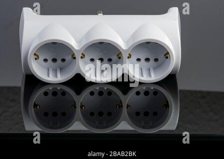 trois barrettes femelles en blanc sur la table de miroir Banque D'Images