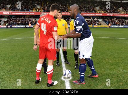 Charlton Athletic capitaine Johnnie Jackson (à gauche) et Johnnie Jackson, capitaine de Millwall, se serrent les mains avant le lancement Banque D'Images